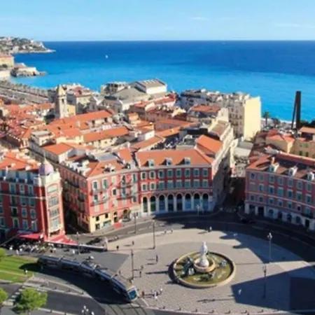 à Louer Au Cœur Du Carré D Or à Nice, Rue Dalpozzo à 150 Mètres Des Plages *