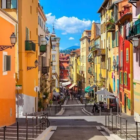 à Louer Au Cœur Du Carré D Or à Nice, Rue Dalpozzo à 150 Mètres Des Plages