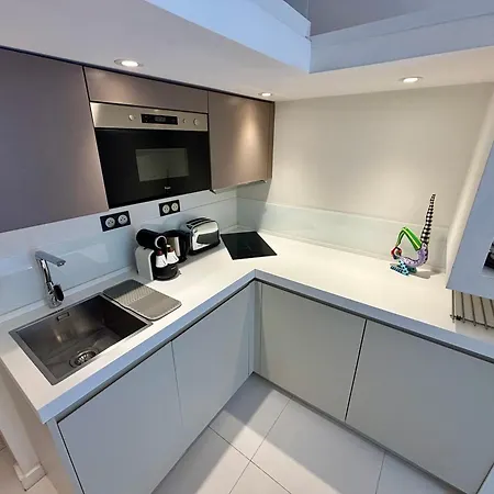 à Louer Au Cœur Du Carré D Or à Nice, Rue Dalpozzo à 150 Mètres Des Plages *