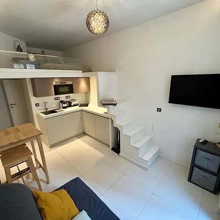 Apartment A Louer Au Coeur Du Carre Dor A Nice, Rue Dalpozzo A 150 Metres Des Plages