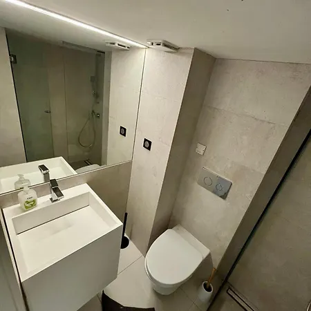 à Louer Au Cœur Du Carré D Or à Nice, Rue Dalpozzo à 150 Mètres Des Plages *